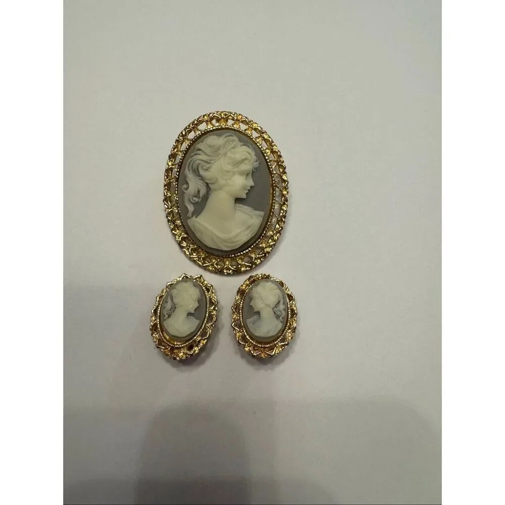 Vintage Shell Cameo Brooch Pendant & CLip Earrings Set Gold Tone Itallian Style